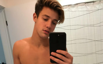 Cameron Dallas bathroom selfie