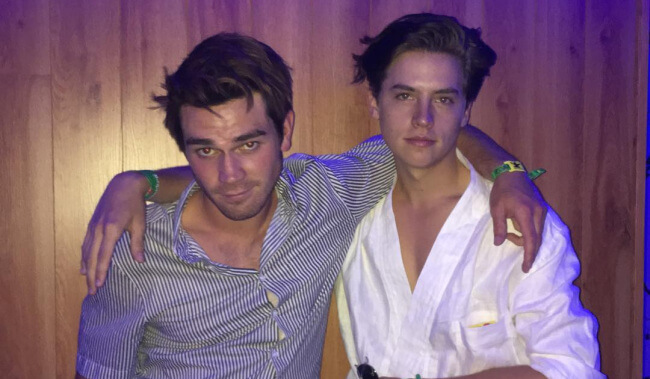 Riverdales Cole Sprouse Baffles Fans After Tweeting About His