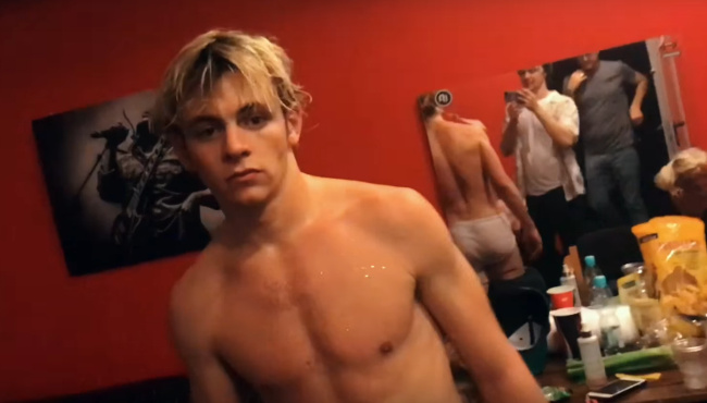 Ross Lynch Gay Porn - Watch: Ross Lynch Gets Sweaty And Bulgy In Behind-The-Scenes Video |  GayBuzzer