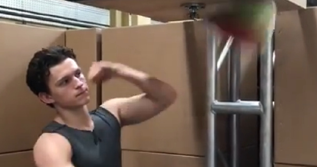 Watch Tom Hollands Muscles Bulge Out During His Workout GayBuzzer