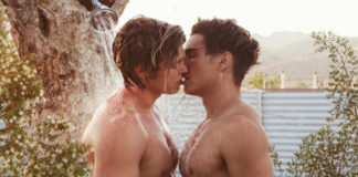 Zander Hodgson and Troy Pes kissing
